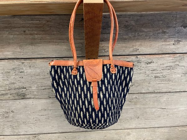 Basket purse - navy med shoulder bag For Sale