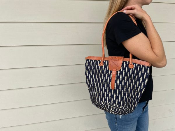 Basket purse - navy med shoulder bag For Sale